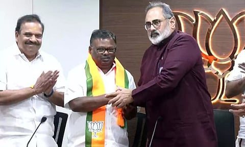 திருவனந்தபுரத்தில் கம்யூனிஸ்டு முன்னாள் எம்.எல்.ஏ. ராஜேந்திரன் பா.ஜ.க-வில் இணைந்தார்
