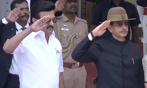 குடியரசு தின விழாவில் தேசிய கொடியை ஏற்றி வைத்தார் கவர்னர் ஆர்.என்.ரவி