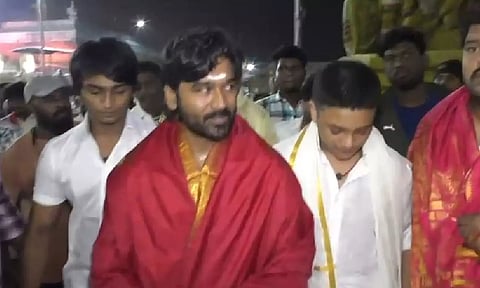 திருப்பதி கோவிலில் நடிகர் தனுஷ் மகன்களுடன் சாமி தரிசனம்