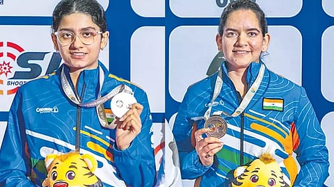 ஆசிய துப்பாக்கி சுடுதல்: இந்தியாவின் ஆக்ரிதி, சோப்ராவுக்கு பதக்கம்