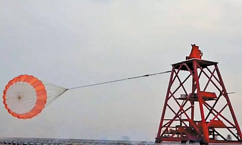 ககன்யான் திட்டம் - வீரர்களை பாதுகாப்பாக தரையிறக்கும் பாராசூட் சோதனை வெற்றி