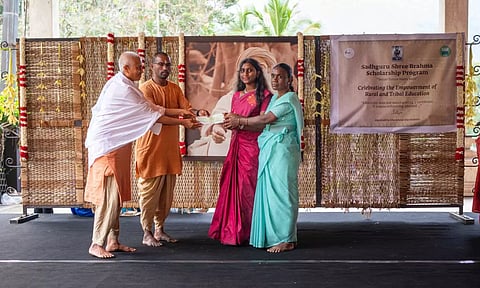 ஐடி முதல் தடய அறிவியல் வரை: பழங்குடியின  மாணவர்களின் கல்விச் செலவை ஏற்று வழிநடத்தும் ஈஷா!