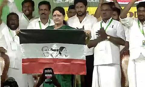 'இனி என்னால் அமைதியாக இருக்க முடியாது'... புதிய கட்சியை தொடங்கிய சசிகலா... கொடி அறிமுகம்!