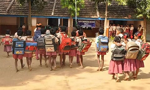 அரசு பள்ளிகளில் மாணவர்கள்  சேர்க்கை தொடங்கியது - புதிய கல்வி ஆண்டில் 5 லட்சம் பேர் சேர்க்க இலக்கு