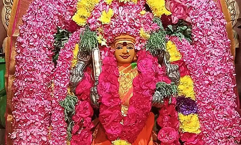 செல்லியாண்டி அம்மன் கோவில் விழாவில் உடலில் சேறு பூசிக்கொண்டு ஊர்வலமாக வந்த பக்தர்கள்