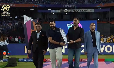 T20 World Cup Final | உலகக் கோப்பையை கொண்டு வந்த எம்.எஸ். தோனி மற்றும் ரோகித் சர்மா..!