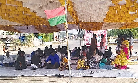 #Manamadurai விசாரணை கைதி உயிரிழப்பு: மதுரை-ராமேசுவரம் 4 வழிச்சாலையில் 3-வது நாளாக போராட்டம்