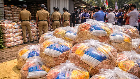 തൃശൂരിൽ വീണ്ടും കിറ്റ് വിവാദം; ബിജെപിക്കെതിരെ കോൺഗ്രസ് പ്രതിഷേധം, സംഘർഷാവസ്ഥ