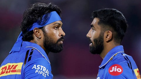 പാണ്ഡ്യെ കുലംകുത്തിയോ? ടീം സ്പിരിറ്റിലാതെ കളത്തിലിറങ്ങി മുംബൈ, കാരണക്കാരനെ അന്വേഷിച്ച് നെറ്റിസൺസ്