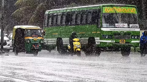 തെക്കൻ കേരള തീരത്ത് ചക്രവാതച്ചുഴി, സംസ്ഥാനത്ത് മഴ തുടരും; നാല് ജില്ലകളിൽ യെല്ലോ അലർട്ട്