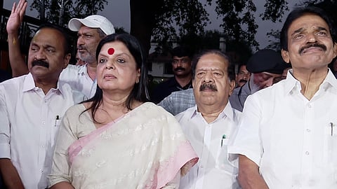കെ.സിയുടെ 'ഹാൻഡ്' പിടിച്ച് ഹൈക്കമാൻഡ്; ഇന്ന് മുഖ്യമന്ത്രിയെ തീരുമാനിക്കില്ല, അന്തിമ തീരുമാനം രാഹുലും ഖർ​ഗെയും പ്രഖ്യാപിക്കും