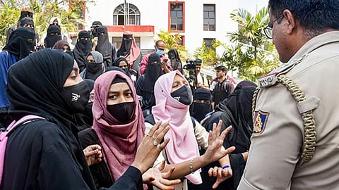 കർണാടക ഹിജാബ് വിലക്കിൽ ആരെന്ത് നേടി? ആ പെൺകുട്ടികൾക്ക് ഇനിയെന്ത് ഭാവി?
