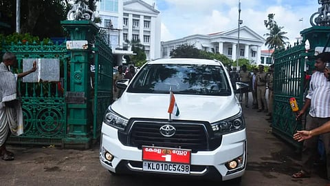 ശരിക്കും ആ ഗേറ്റ് തുറന്നത് പത്ത് വര്‍ഷത്തിനു ശേഷമോ? സമൂഹമാധ്യമങ്ങളില്‍ ചൂടേറിയ ചര്‍ച്ച 