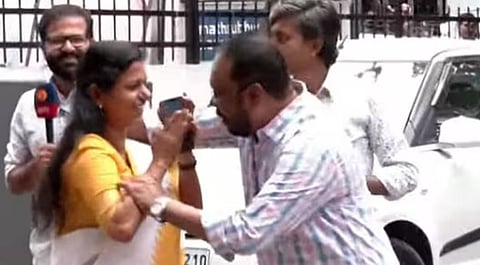 'വിജയ ലഹരിയിൽ പരിസരബോധം മറന്നുപോയി, അവരെല്ലാം കുഞ്ഞനുജത്തിമാരാണ്, പൊറുക്കണം'; ആലിം​ഗന വിവാദത്തിൽ ചെറിയാൻ ഫിലിപ്പ്