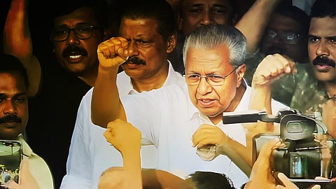 'തളര്‍ത്താമെന്ന് വ്യാമോഹിക്കേണ്ട'; പിണറായിയുടെ വീട്ടിലെ ഇ ഡി റെയ്ഡ് പൂര്‍ത്തിയായി, ഉദ്യോഗസ്ഥരുടെ വാഹനം ആക്രമിച്ച് സിപിഎം പ്രവര്‍ത്തകര്‍