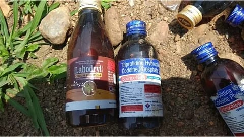 10 വർഷമായി ബിഹാർ 'ഫിറ്റ്' ആവുന്നത് ഇങ്ങനെ; കഫ് സിറപ്പും ലഹരിയാക്കുന്ന ഒരു ജനതയുടെ കഥ !