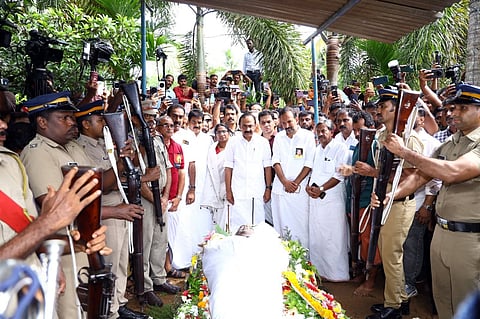 ഹാസ്യരാജകുമാരന് വിടചൊല്ലി കേരളം; സലിം കുമാറിന്റെ ഭൗതികശരീരം ഔദ്യോഗിക ബഹുമതികളോടെ സംസ്കരിച്ചു