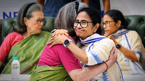 തിരിച്ചടിക്കാലത്ത് കോണ്‍ഗ്രസിലേക്ക് മടങ്ങുമോ? മമതയ്ക്ക്  മുന്നിലെ വഴിയെന്ത്?