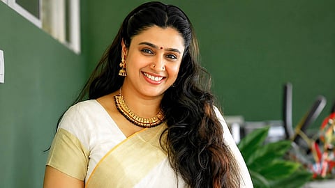 'കഥകള്‍ കേള്‍ക്കുന്നുണ്ട്'; മലയാള സിനിമയിലേക്ക് തിരികെ വരാന്‍ തയ്യാറെടുത്ത് സംയുക്ത വര്‍മ