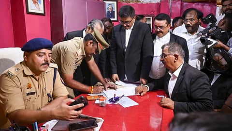 വസ്ത്രങ്ങള്‍ക്കുള്ളിലും സോക്‌സിലും നോട്ടുകെട്ടുകള്‍, രാമക്ഷേത്രത്തിലെ പണം കവര്‍ച്ചയുടെ ദൃശ്യങ്ങള്‍ പുറത്ത്; അന്വേഷണം എസ്ബിഐ ജീവനക്കാരിലേക്ക്?