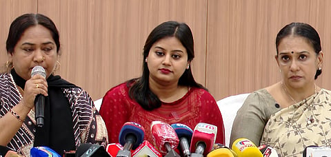 'ശ്വേത അമ്മയുടെ നേതൃത്വത്തിലെത്തിയത് കുറുക്കുവഴിയിലൂടെ, കമ്മിറ്റി വീണത് സാമ്പത്തിക ക്രമക്കേടിന്റെ പേരില്‍'; ആരോപണങ്ങള്‍ കടുപ്പിച്ച് നടിമാര്‍  