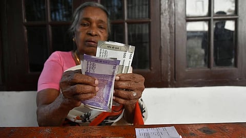 പെന്‍ഷന്‍ മുടങ്ങുമോ? മസ്റ്ററിങ്ങും കര്‍ശന പരിശോധനയും; സാധാരണക്കാരന്റെ ആശങ്കകള്‍ക്ക് ഉത്തരമില്ല!
