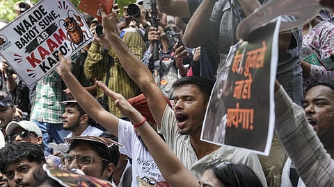 പരീക്ഷാ ക്രമക്കേടിന്റെ ഇരകൾ
സാധാരണക്കാരല്ലേ, 
മന്ത്രിമാരുടെ മക്കള്‍ക്ക് വിദേശ സര്‍വകലാശാലകളുണ്ടല്ലോ; 
വിദ്യാഭ്യാസത്തിലെ ഇരട്ടത്താപ്പ് ഇങ്ങനെ