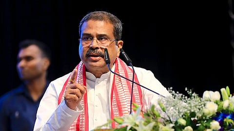 പാറ്റകള്‍ക്ക് മുന്നില്‍ കീഴടങ്ങി മോദി, ഗത്യന്തരമില്ലാതെ ധർമേന്ദ്ര പ്രധാന്റെ രാജി