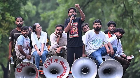 ബിജെപിയുടെ ജനപിന്തുണ കുറഞ്ഞതോ പ്രധാന്റെ രാജിക്ക് പിന്നിൽ ? നേപ്പാളും ബംഗ്ലാദേശും കേന്ദ്രം കണക്കിലെടുത്തെന്ന് 
വിലയിരുത്തൽ