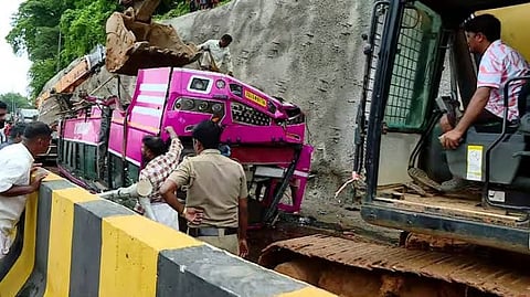 കുറ്റിപ്പുറത്ത് ബസ് തലകീഴായി മറിഞ്ഞ് ഒരാൾക്ക് ദാരുണാന്ത്യം: നിരവധി പേർക്ക് പരിക്ക്, മൂന്ന് പേരുടെ നില ഗുരുതരം