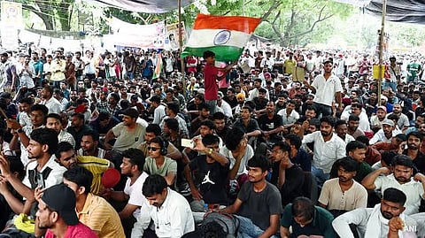 സിജെപി പ്രതിഷേധം: സുപ്രീം കോടതി ഉത്തരവ് ലംഘിച്ച് വിദ്യാർഥിക്ക് നോട്ടീസ്, 15 ലക്ഷം രൂപ ജാമ്യം; മജിസ്ട്രേറ്റിനെ സസ്പെൻഡ് ചെയ്തു