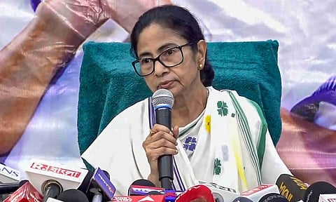 മമതയ്ക്ക് ഇരട്ടപ്രഹരം; ഉപതെരഞ്ഞെടുപ്പിൽ സ്ഥാനാർത്ഥികൾ കൂട്ടത്തോടെ പിന്മാറുന്നു, ചിഹ്നം മരവിപ്പിച്ചതിനെതിരെ സുപ്രീം കോടതിയിൽ