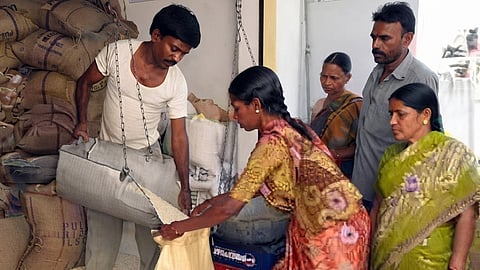 ആറ് മാസമായി റേഷന്‍ വാങ്ങുന്നില്ലേ? നിഷ്‌ക്രിയ കാര്‍ഡുകള്‍ അസാധുവാകും;  'ഒഴിവാക്കലിനേക്കാള്‍ ഉള്‍പ്പെടുത്തലിനായിരിക്കണം മുന്‍ഗണന'