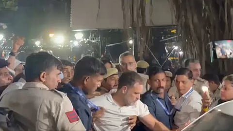 രാഹുൽ ഗാന്ധിയെ വലിച്ചിഴച്ച് പൊലീസ്, ഇന്ത്യ മുന്നണി നേതാക്കൾ കസ്റ്റഡിയിൽ; ആകാശവാണി ഭവനിൽ നാടകീയ രംഗങ്ങൾ