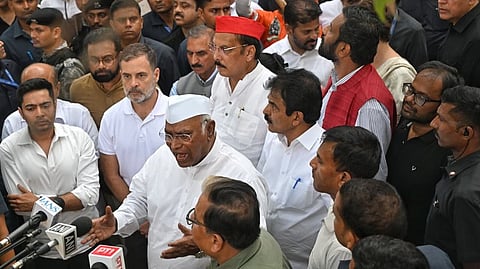 'കുറ്റക്കാർ നിയമത്തിന് മുന്നിൽ വരും'; രാജിയല്ലാതെ പിന്നോട്ടില്ലെന്ന് ഉറപ്പിച്ച് ഇന്ത്യ സഖ്യം, നേതാക്കൾ രാജ്ഘട്ടിൽ