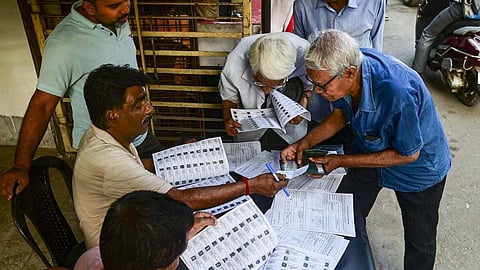 വോട്ടര്‍ പട്ടികയില്‍ സ്വന്തം പേര് ഒഴിവാക്കാന്‍ അപേക്ഷ നല്‍കി 'മരിച്ച' വോട്ടര്‍മാര്‍, പരസ്പരം 'കൊന്ന്' 668 പേര്‍; കര്‍ണാടക എസ്‌ഐആറില്‍ വന്‍ ക്രമക്കേട്