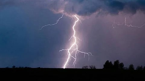 തുലാമഴയ്ക്കൊപ്പം ശക്തമായ ഇടിമിന്നലും കാറ്റും; മുന്നറിയിപ്പുമായി കാലാവസ്ഥാ കേന്ദ്രം, സംസ്ഥാനത്ത് കനത്ത ജാഗ്രത