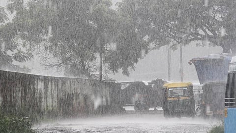 ബംഗാള്‍ ഉള്‍ക്കടലില്‍ ന്യൂനമര്‍ദം ശക്തമാകുന്നു; വിവിധ ജില്ലകളില്‍ റെഡ് അലര്‍ട്ട്, വയനാട്ടില്‍ വിനോദസഞ്ചാരത്തിന് നിരോധനം