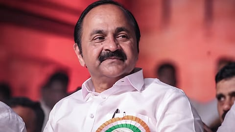 വി ഡി സതീശൻ തിങ്കളാഴ്ച  മുഖ്യമന്ത്രിയായി സത്യപ്രതിജ്ഞ ചെയ്യും