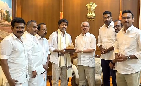 എംഎൽഎമാരെ റിസോട്ടുകളിലേക്ക് മാറ്റി AIADMK