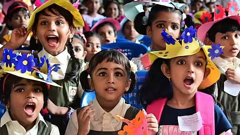 കളിച്ചും രസിച്ചും സ്‌കൂളിലേക്ക്; മറ്റൊരു അധ്യയന വർഷത്തിന് തുടക്കം