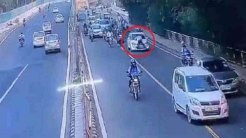 പൊലീസ് ഉദ്യോഗസ്ഥനെ കാറിന്‍റെ ബോണറ്റിൽ ഇരുത്തി കിലോമീറ്ററോളം വലിച്ചിഴച്ചു; അറസ്റ്റ് (വീഡിയോ)