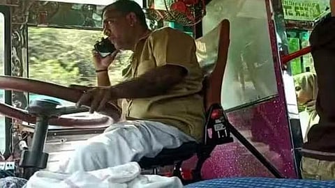 7 കിലോമീറ്ററിന് ഇടയിൽ 8 തവണ ഫോൺ കോൾ; ദൃശ്യങ്ങൾ വൈറൽ; കർശന നടപടിക്കൊരുങ്ങി മോട്ടോർ വാഹന വകുപ്പ് 
