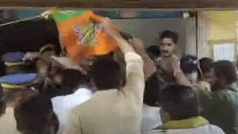 പണയ സ്വർണത്തിൻമേൽ അട്ടിമറി; പന്തളത്ത് ഡിവൈഎഫ്ഐ-ബിജെപി പ്രവർത്തകർ തമ്മിൽ ഏറ്റുമുട്ടി
