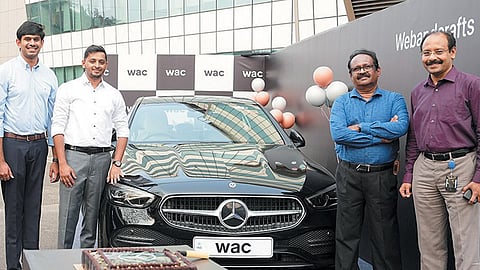 ജീ​വ​ന​ക്കാ​ര​ന് മെ​ഴ്സി​ഡ​സ് ബെ​ന്‍സ് സ​മ്മാ​നിച്ച് ഐ​ടി ക​മ്പ​നി 