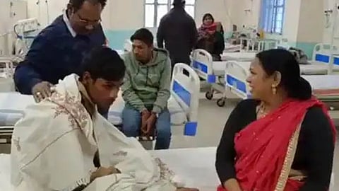 പരീക്ഷാഹാൾ നിറയെ പെൺകുട്ടികൾ; തലകറങ്ങി വീണ് പന്ത്രണ്ടാം ക്ലാസുകാരന്‍ 