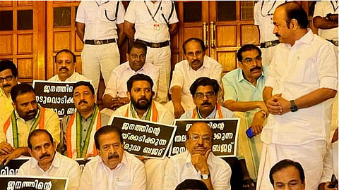 'ഇന്ധന സെസും നികുതി വർധനവും പിന്‍വലിക്കണം'; നിയമസഭയിൽ  4 പ്രതിപ‍ക്ഷ എംഎൽഎമാർ‌  സത്യാഗ്രഹത്തിൽ
