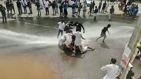 കോട്ടയത്ത് യൂത്ത് കോൺഗ്രസിന്‍റെ പ്രതിഷേധം അക്രമാസക്തമായി; പൊലീസ് ജലപീരങ്കി ഉപയോഗിച്ചു
