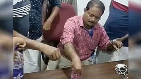 പ്രസവം നിര്‍ത്താനുള്ള ശസ്ത്രക്രിയ നടത്താൻ 2,500 രൂപ: കൈക്കൂലി വാങ്ങുന്നതിനിടെ ഡോക്ടര്‍ പിടിയില്‍