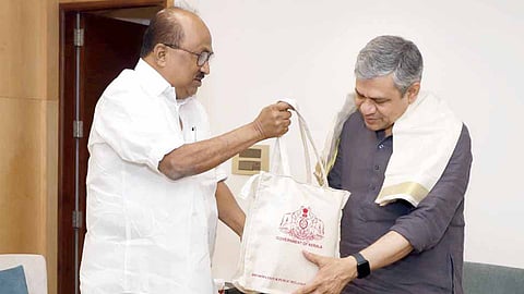 റെ​യ്‌​ൽ​വേ: അ​ശ്വി​നി​യു​മാ​യി 
കെ.​വി. തോ​മ​സ് ച​ർ​ച്ച ന​ട​ത്തി 
